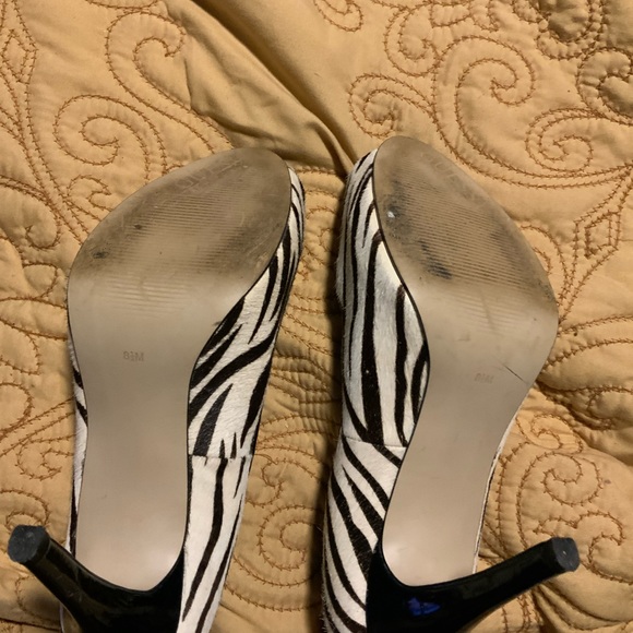 Beautiful zebra striped, ponytail, peekaboo, Guess shoes. Size 8.5 - Picture 4 of 6